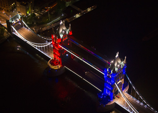Illustration for article titled London Bridge Dons an LED Gown for Queen's Diamond Jubilee